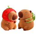 Capivara de Pelúcia com Capuz de Morango e Mochila de Tartaruga