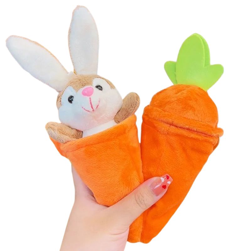 Mini Coelho de pelúcia com cenoura